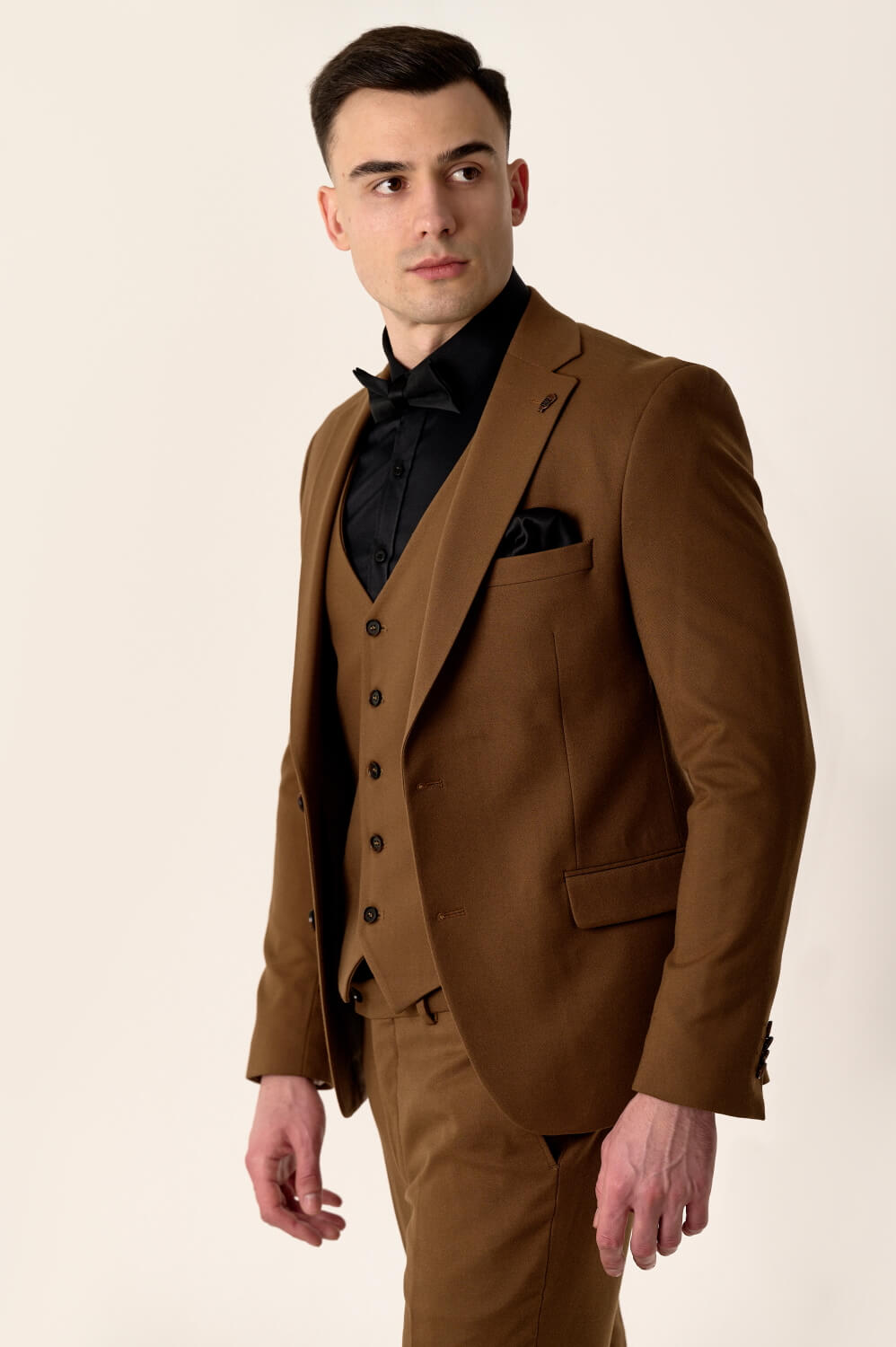 Men's three-piece suit with wool caramel