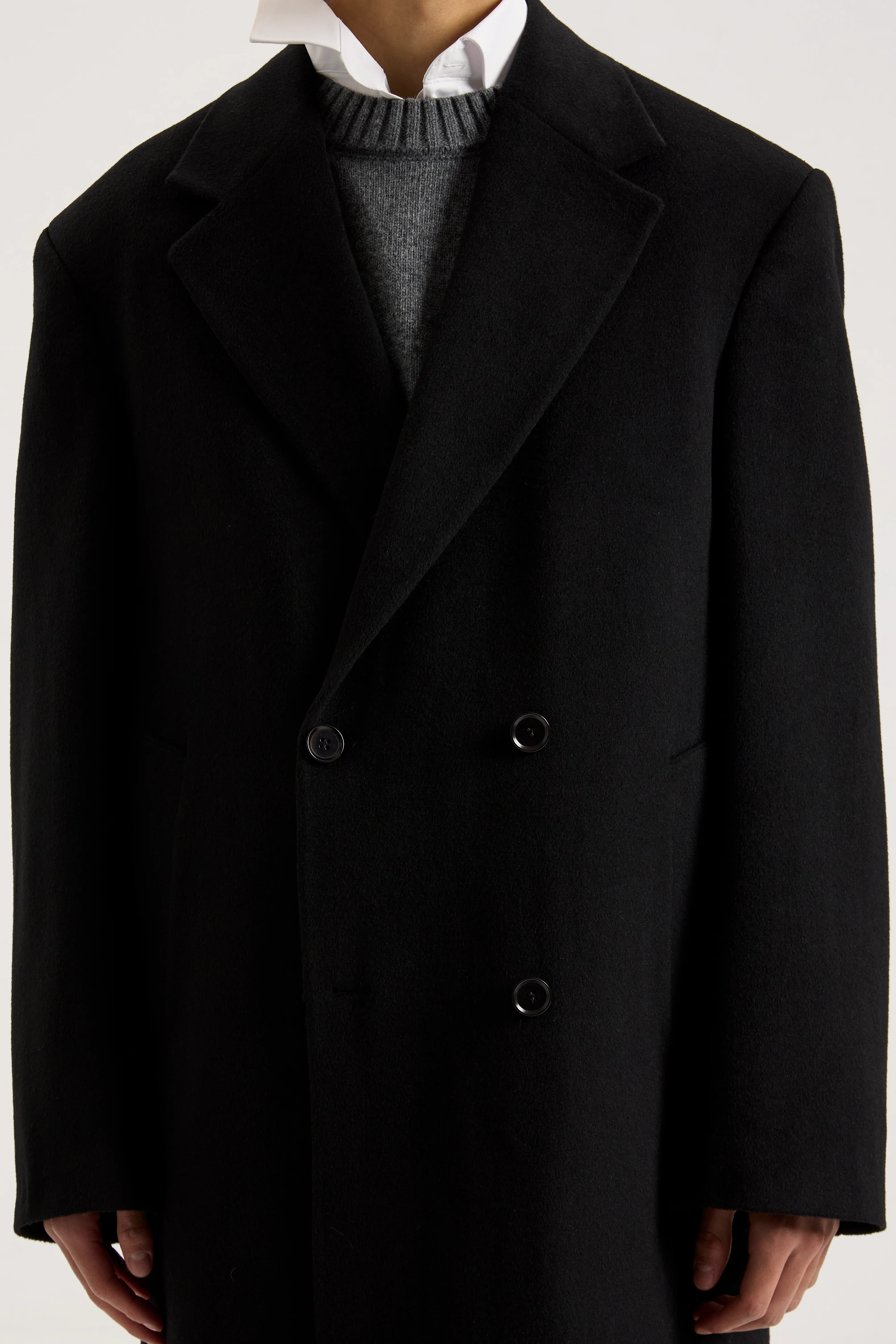 Loose-fitting wool coat in black